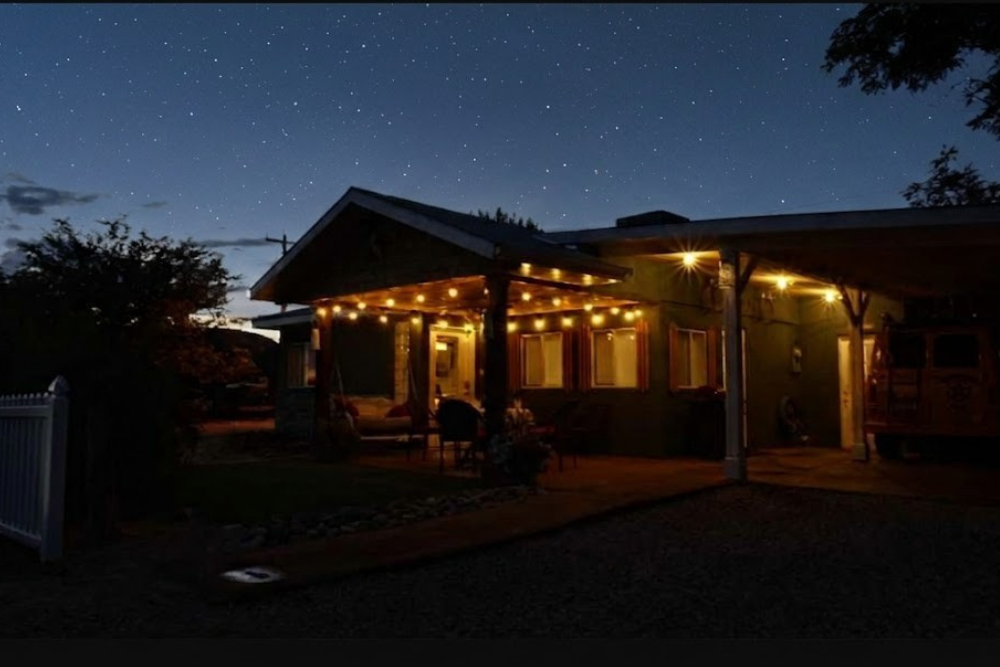 My Star Vacation Rentals in Kanab, Utah under a starry night sky, a cozy base camp for Southern Utah stargazing